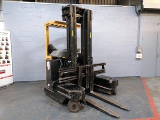 Multi-directional retractable mast reach truck Caterpillar NRM20K