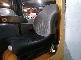 Multi-directional retractable mast reach truck Caterpillar NRM20K