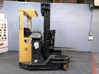 Multi-directional retractable mast reach truck Caterpillar NRM20K