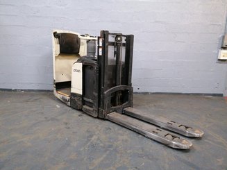 Stand-on pallet stacker Crown DT3040 - 6