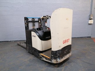 Stand-on pallet stacker Crown DT3040 - 2