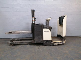 Stand-on pallet stacker Crown DT3040 - 1