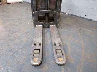 Stand-on pallet stacker Crown DT3040 - 7