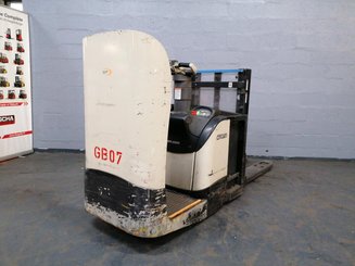 Stand-on pallet stacker Crown DT3040 - 4