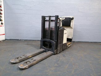 Stand-on pallet stacker Crown DT3040 - 1
