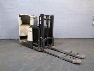 Stacker truck with folding platform Crown DT3040
