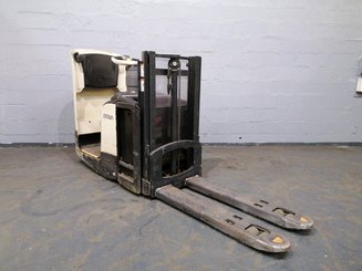 Stacker truck with folding platform Crown DT3040