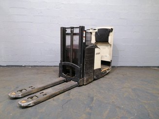 Stacker truck with folding platform Crown DT3040