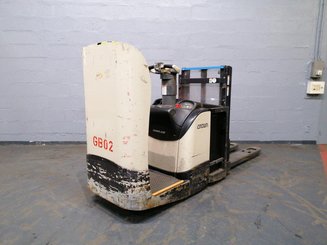 Stacker truck with folding platform Crown DT3040
