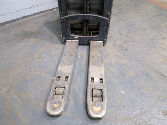 Stacker truck with folding platform Crown DT3040