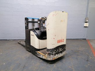 Stacker truck with folding platform Crown DT3040