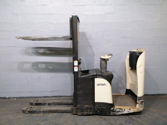 Stacker truck with folding platform Crown DT3040