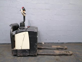 Stand-on pallet truck Crown WP2330S - 5
