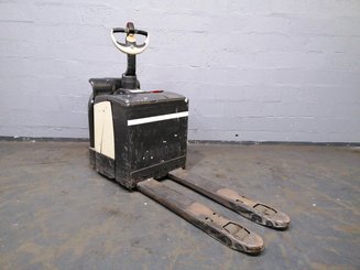 Stand-on pallet truck Crown WP2330S - 6