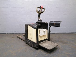 Stand-on pallet truck Crown WP2330S - 2