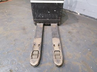 Stand-on pallet truck Crown WP2330S - 7