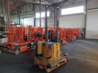 Pedestrian pallet stacker Yale MS12 - 1