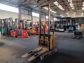 Pedestrian pallet stacker Yale MS12 - 2