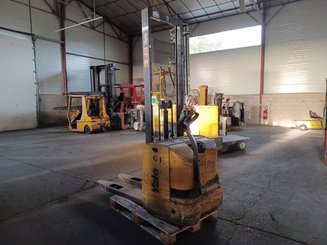 Pedestrian pallet stacker Yale MS12 - 3