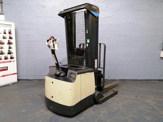 Straddle stacker Crown SHR5540-1.6
