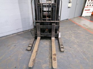 Straddle stacker Crown SHR5540-1.6