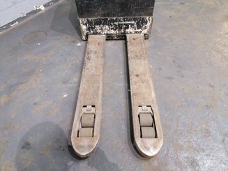 Pedestrian pallet truck Caterpillar NPP20M