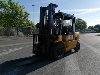 Four wheel front forklift Caterpillar GP40KL - 1