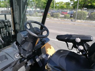Four wheel front forklift Caterpillar GP40N