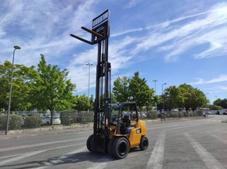 Four wheel front forklift Caterpillar GP40N