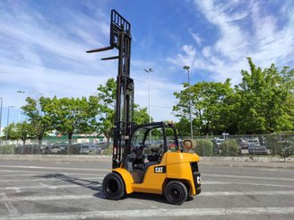 Four wheel front forklift Caterpillar GP40N