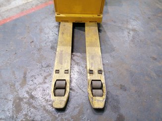Low-level order picker Yale MO20 - 7