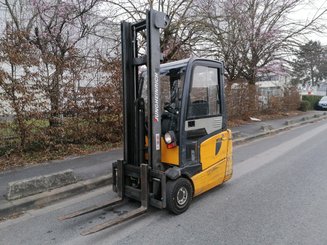 Three wheel front forklift Jungheinrich EFG215 - 1