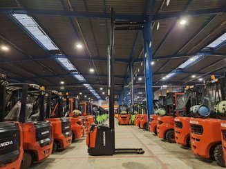 Stacker truck with folding platform Hangcha CDD16-AZ3S