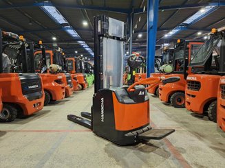 Stacker truck with folding platform Hangcha CDD16-AZ3S