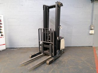 Straddle stacker Crown SHR5520-1.1