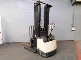 Straddle stacker Crown SHR5520-1.1 - 2