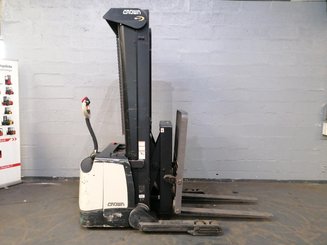 Straddle stacker Crown SHR5520-1.1