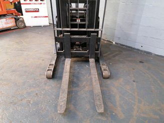 Straddle stacker Crown SHR5520-1.1