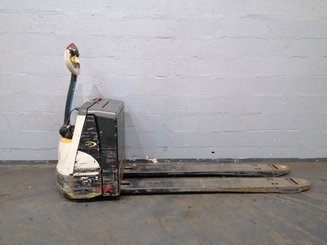 Pedestrian pallet truck Crown WP3020 - 5