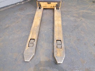 Pedestrian pallet truck OMG 330K - 7