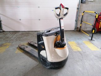 Pedestrian pallet truck Crown WP3015 - 2