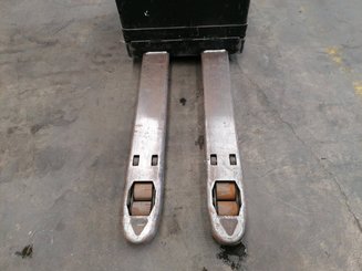 Stand-on pallet truck Crown WT3040 - 4