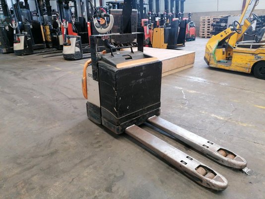 Stand-on pallet truck Crown WT3040 - 1