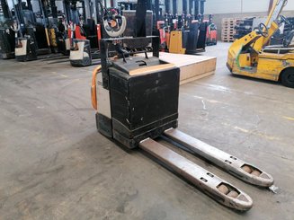 Stand-on pallet truck Crown WT3040 - 1