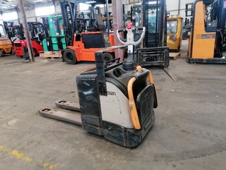 Stand-on pallet truck Crown WT3040 - 2