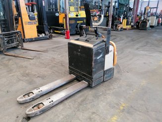 Stand-on pallet truck Crown WT3040 - 3
