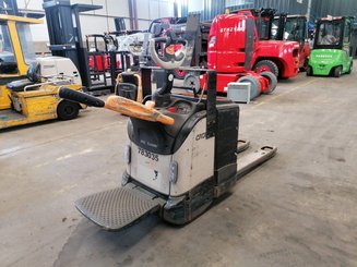 Stand-on pallet truck Crown WT3040 - 1
