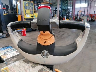 Stand-on pallet truck Crown WT3040 - 5