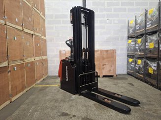Stacker truck with folding platform Hangcha CDD16-AZ3S