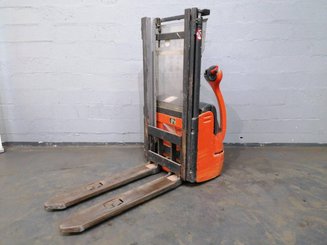 Pedestrian pallet stacker Fenwick L10 - 6